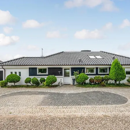 4 Bedroom In Holiday home